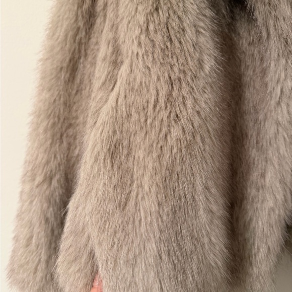 Zara faux fur coat size medium - Picture 2 of 4